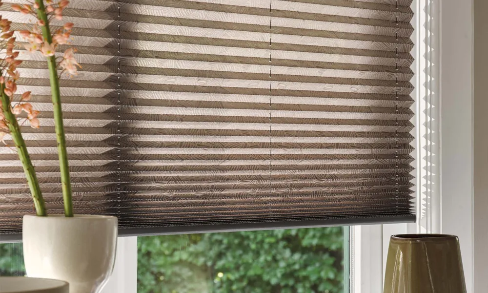 Raamdecoratie in beige die het daglicht zacht filtert